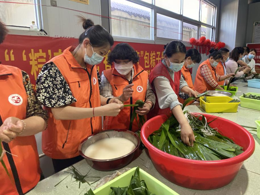 青口供電所黨支部聯(lián)合生產生活服務中心分會、黃沙坨社區(qū)，共同舉辦“悠悠艾草香 濃濃端午情”系列活動。.png